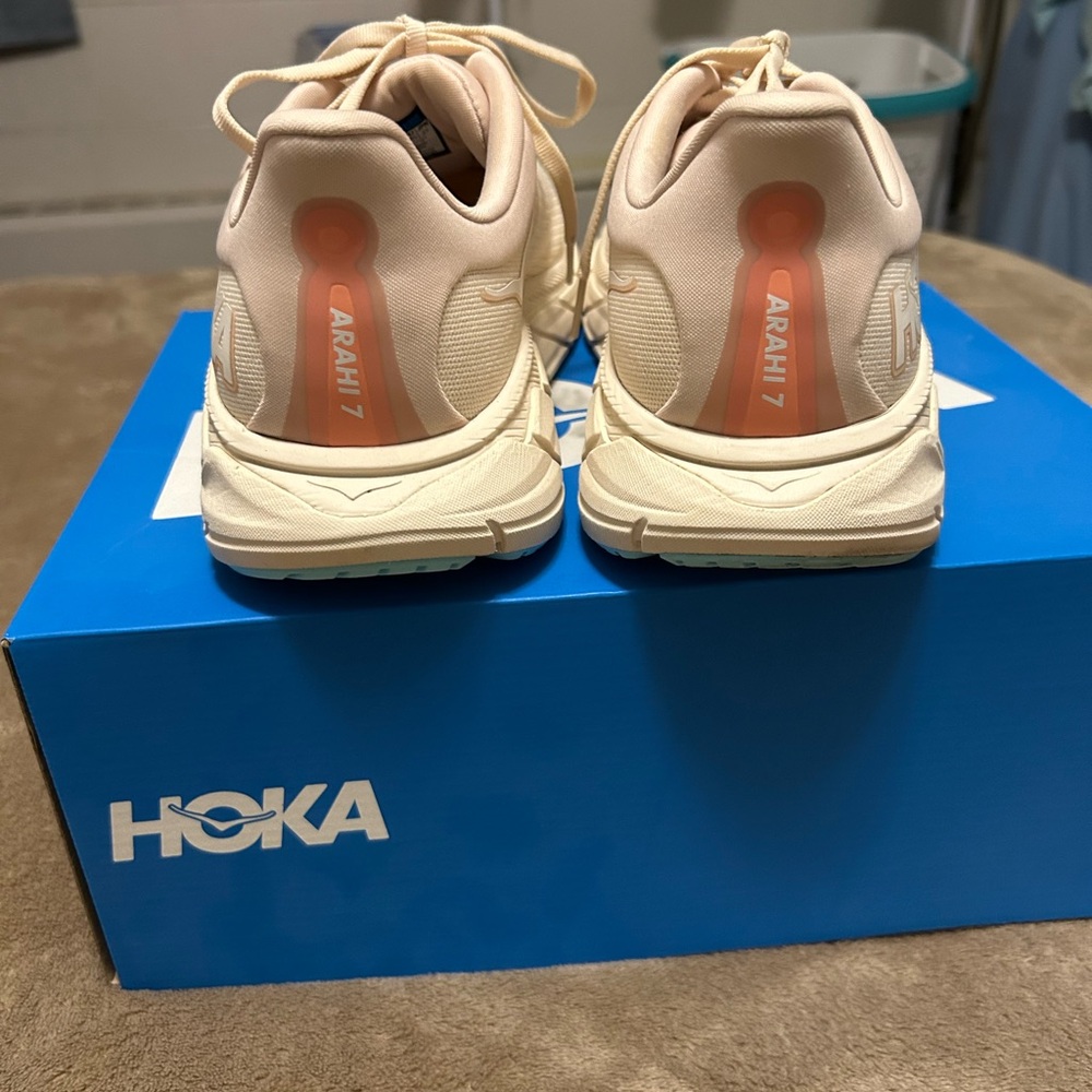 Hoka Women's Arahi 7 Peach Sneakers
